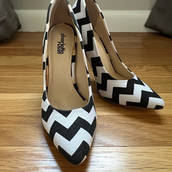 NWT Charlotte Russe Black and White Chevron Heels - Picture 2 of 4